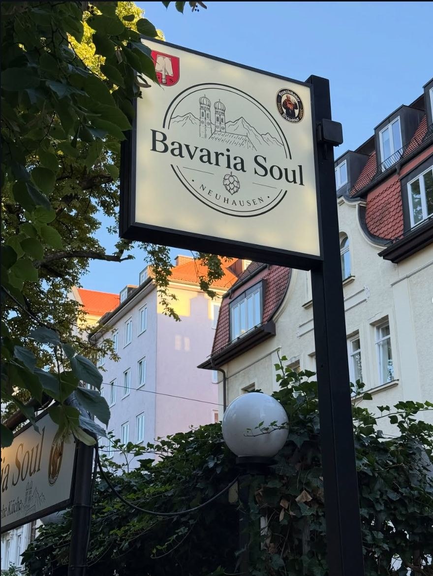 Das Schild des Wirtshauses Bavaria Soul an der Straße in München-Neuhausen